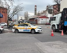 Camión no respetó preferencia y provocó un choque triple en el que dos personas resultaron heridas