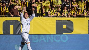 Nacional ganó el clásico a Peñarol por 1-0 con un golazo de Calvo