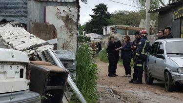 Encontraron a un hombre encadenado en una vivienda de Peñarol y excavan ante la sospecha de cuerpos enterrados