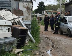Encontraron a un hombre encadenado en una vivienda de Peñarol y excavan ante la sospecha de cuerpos enterrados