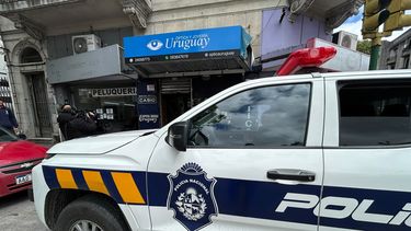 Un delincuente rompió el vidrio de una joyería, robó anillos de oro y escapó en bicicleta