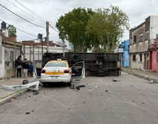 Un camión no respetó un cartel de pare y chocó con un taxi en La Unión: hay lesionados y vecinos piden semáforos